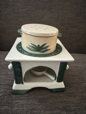 Vintage wax warmer diffuser with Green Leaf Motif